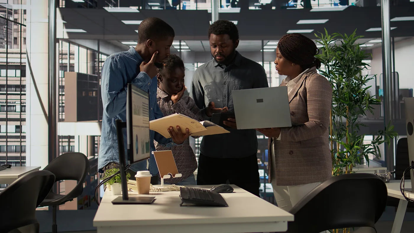 DROPSHIP HUBS team collaborating